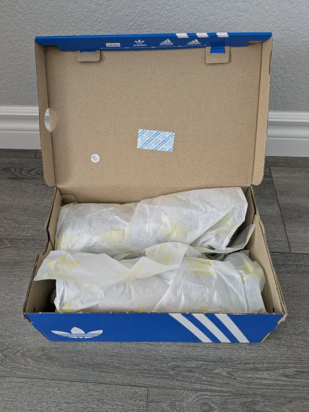Gazelle Indoor Shoes Green & White (Womens 6.5 / Kids 5.5) w/ Box - Picture 6 of 6